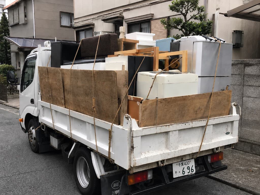 玄関に整然と並べられたラベル付き段ボール